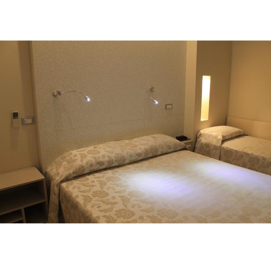 Hotel Astor B&B リド・ディ・クラッセ エクステリア 写真
